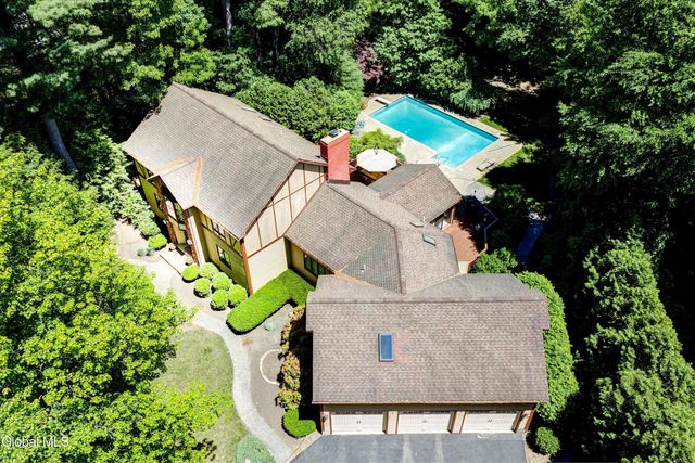 16 Innisbrook Drive, Clifton Park, NY 12065
