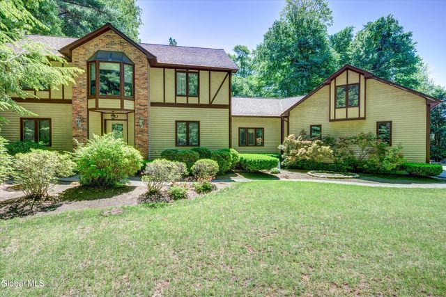16 Innisbrook Drive, Clifton Park, NY 12065