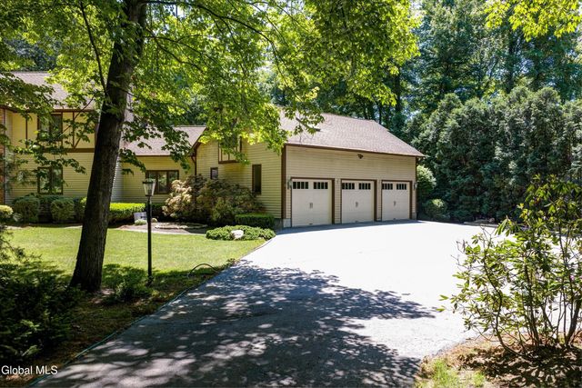 16 Innisbrook Drive, Clifton Park, NY 12065