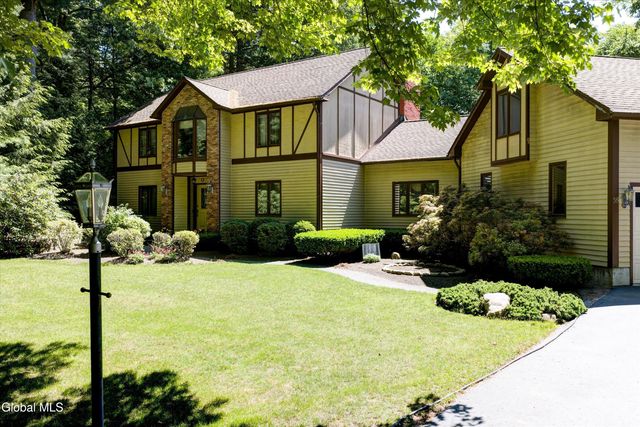 16 Innisbrook Drive, Clifton Park, NY 12065