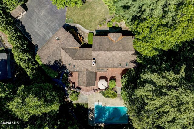 16 Innisbrook Drive, Clifton Park, NY 12065