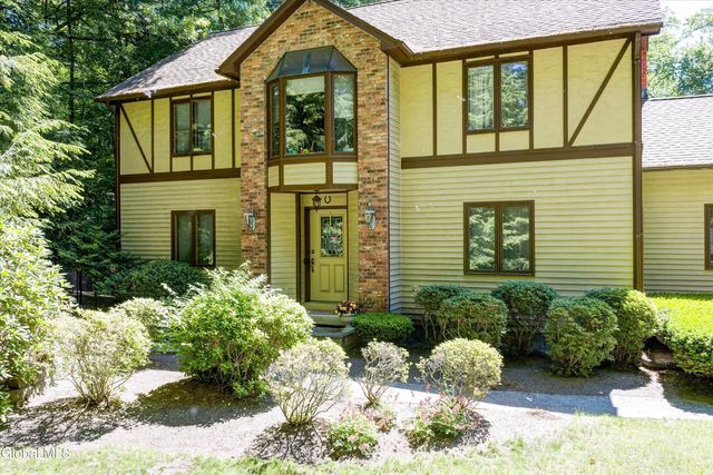 16 Innisbrook Drive, Clifton Park, NY 12065