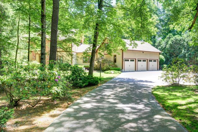 16 Innisbrook Drive, Clifton Park, NY 12065
