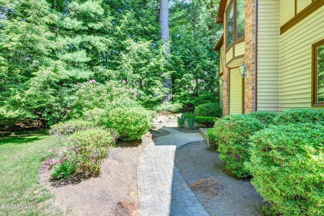 16 Innisbrook Drive, Clifton Park, NY 12065