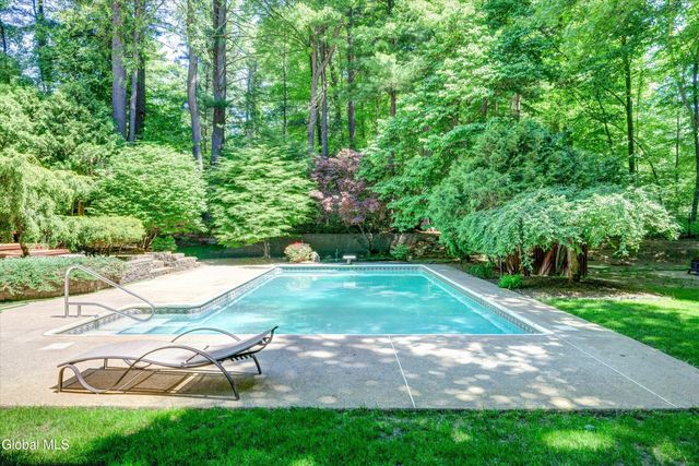 16 Innisbrook Drive, Clifton Park, NY 12065