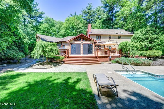 16 Innisbrook Drive, Clifton Park, NY 12065