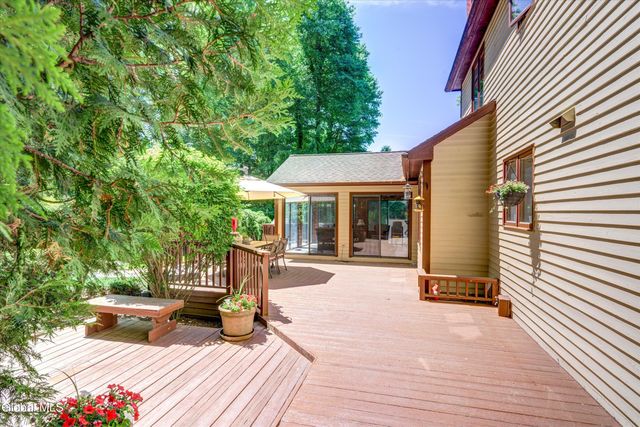 16 Innisbrook Drive, Clifton Park, NY 12065