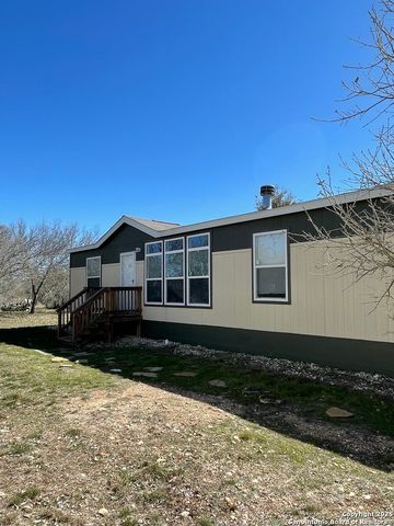 2451 county road 421, Hondo, TX 78861