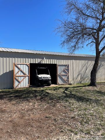 2451 county road 421, Hondo, TX 78861