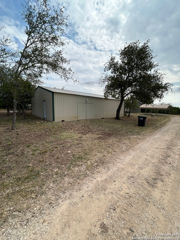2451 county road 421, Hondo, TX 78861