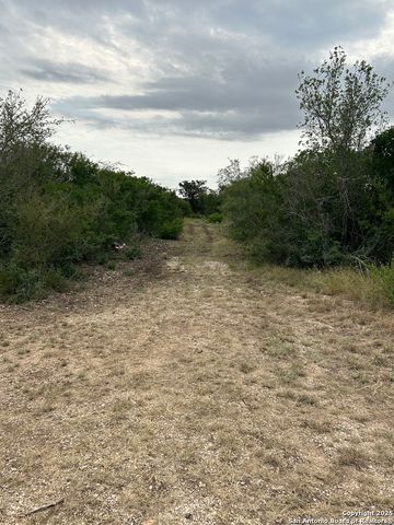 2451 county road 421, Hondo, TX 78861
