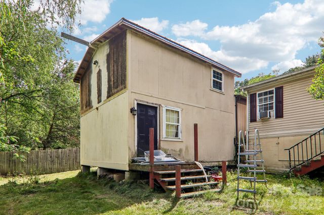 19 Dot Street, Clyde, NC 28721
