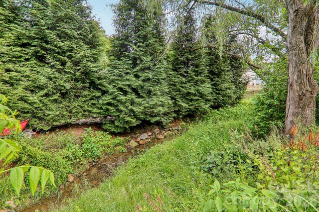 19 Dot Street, Clyde, NC 28721