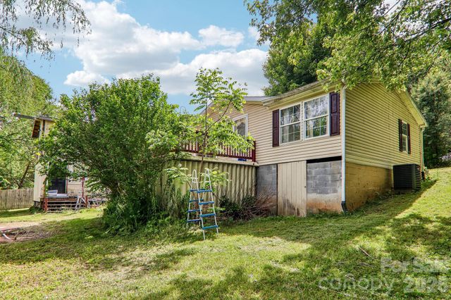 19 Dot Street, Clyde, NC 28721