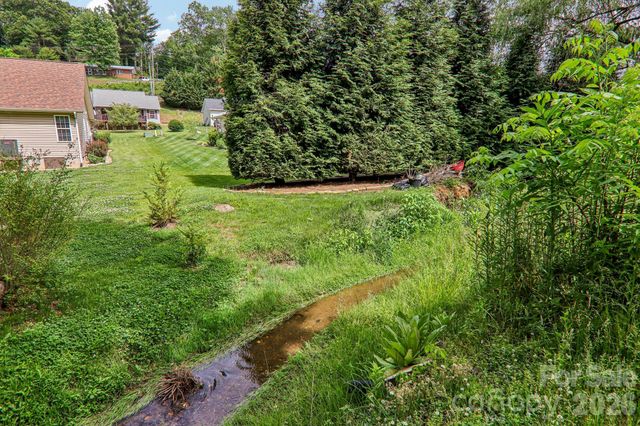 19 Dot Street, Clyde, NC 28721