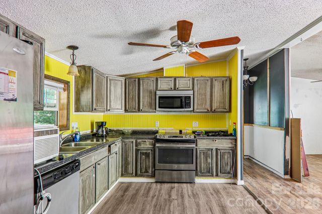 19 Dot Street, Clyde, NC 28721