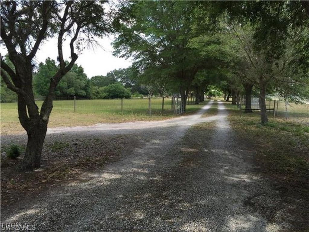 435 Trader RD, Fort Denaud, FL 33935