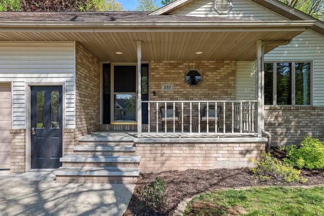 233 BURNING TREE COURT, Wrightstown, WI 54180
