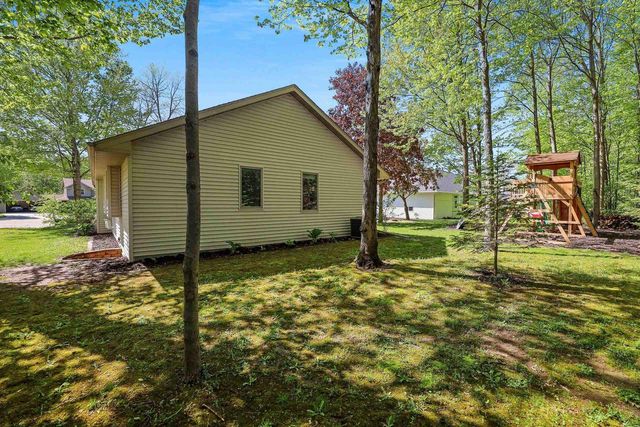 233 BURNING TREE COURT, Wrightstown, WI 54180