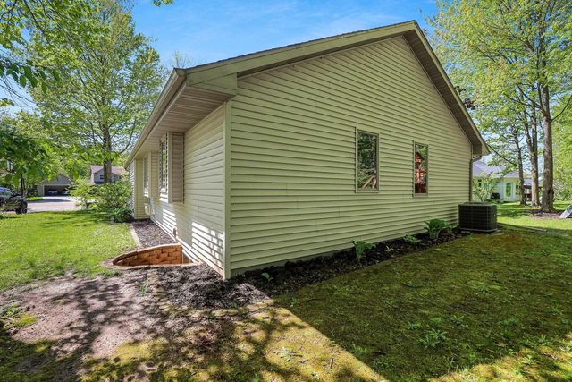 233 BURNING TREE COURT, Wrightstown, WI 54180