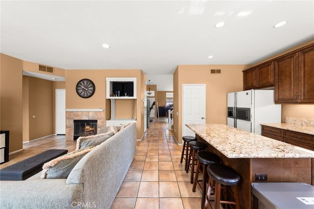 909 Heron Drive, Corona, CA 92879