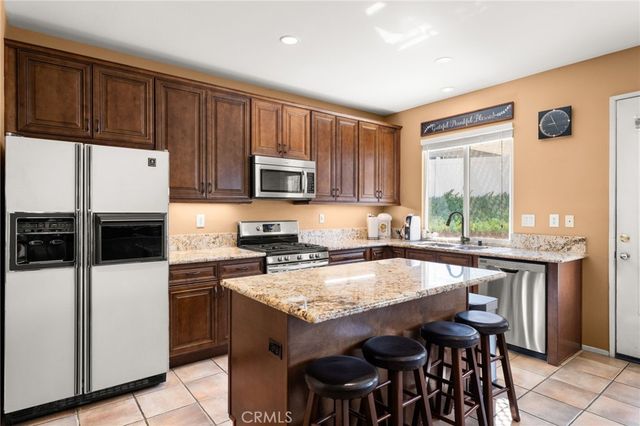 909 Heron Drive, Corona, CA 92879