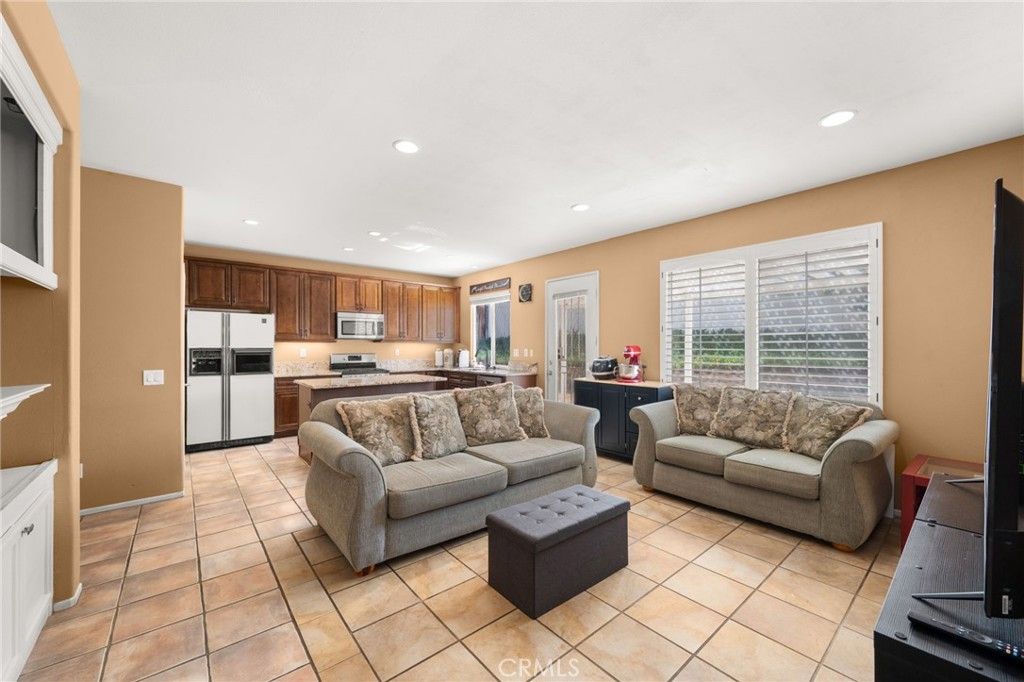 Image 5 of property listing at 909 Heron Drive, Corona, CA 92879