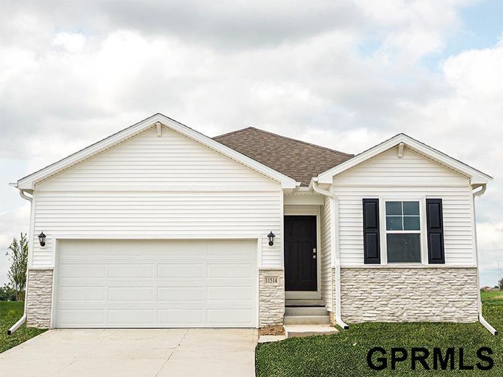 11452 White Pine Drive, Papillion, NE 68046