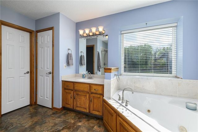 17956 157th Street, Basehor, KS 66007