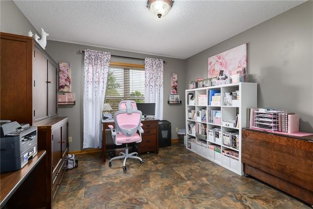 17956 157th Street, Basehor, KS 66007