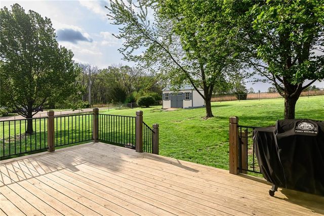 17956 157th Street, Basehor, KS 66007