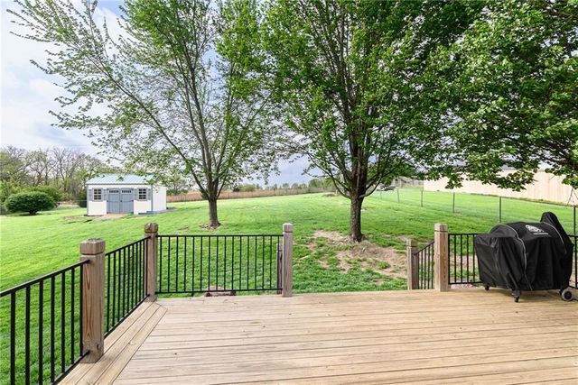17956 157th Street, Basehor, KS 66007