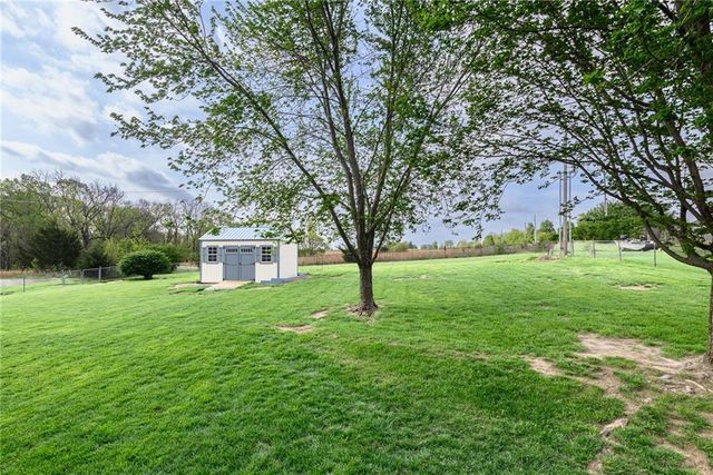 17956 157th Street, Basehor, KS 66007