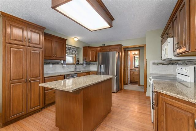 17956 157th Street, Basehor, KS 66007