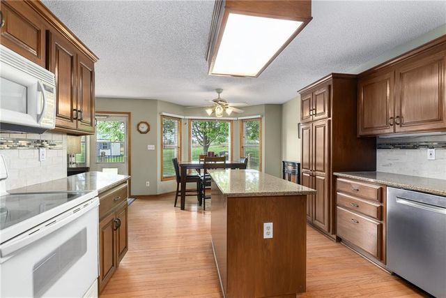 17956 157th Street, Basehor, KS 66007