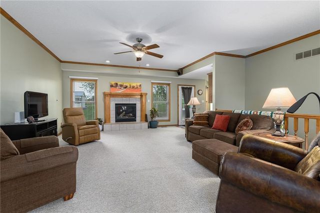 17956 157th Street, Basehor, KS 66007