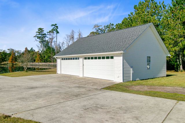 933 Tree Farm Lane, Cross, SC 29436