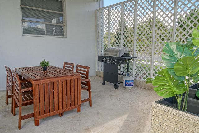 1102 Sunset Rd, West Palm Beach, FL 33401