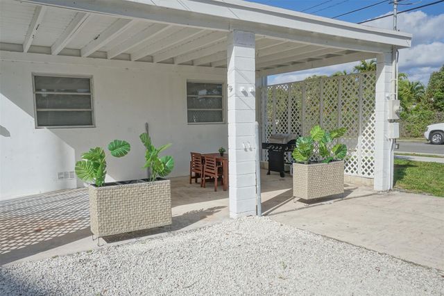 1102 Sunset Rd, West Palm Beach, FL 33401