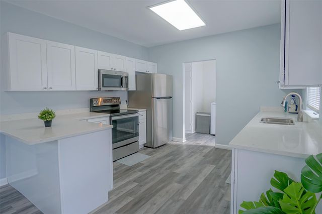 1102 Sunset Rd, West Palm Beach, FL 33401