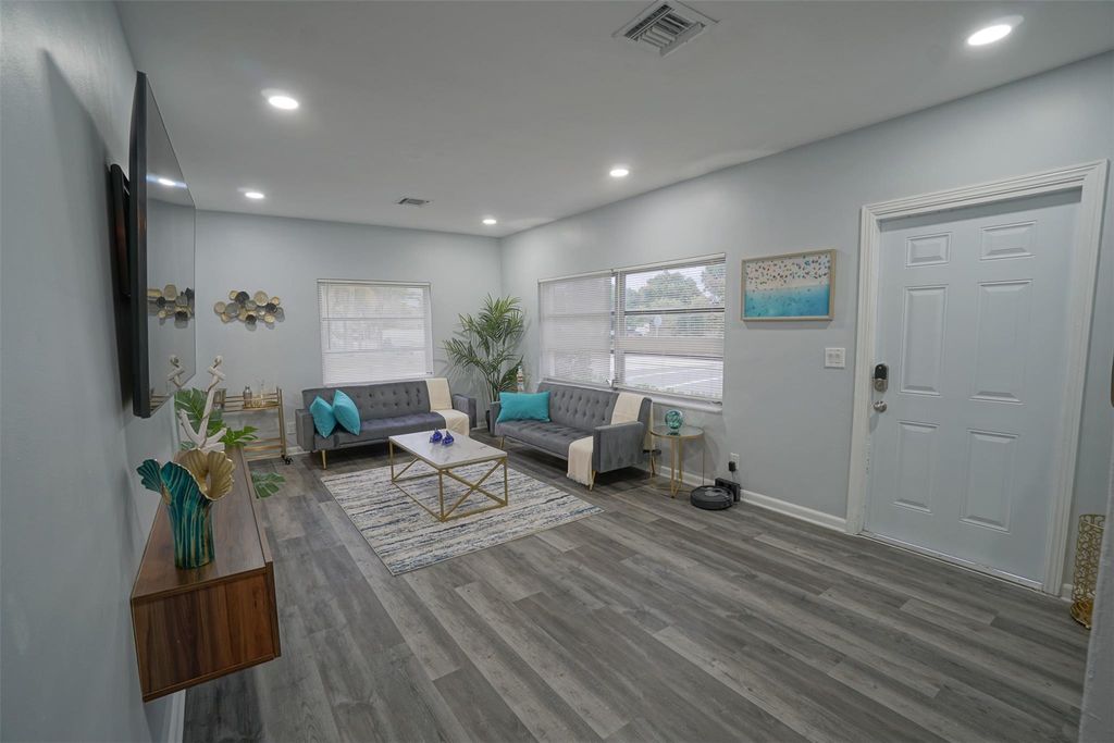 1102 Sunset Rd, West Palm Beach, FL 33401