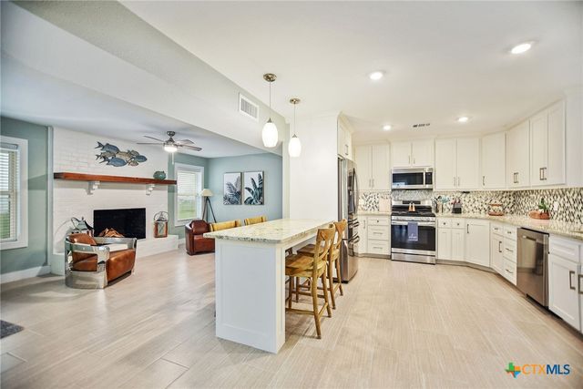 8 Las Brisas Place, Port Lavaca, TX 77979