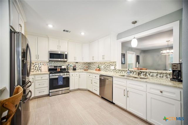 8 Las Brisas Place, Port Lavaca, TX 77979
