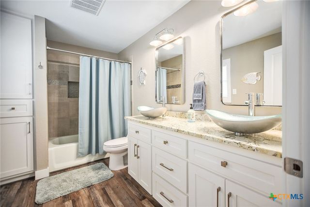 8 Las Brisas Place, Port Lavaca, TX 77979