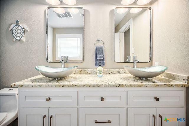 8 Las Brisas Place, Port Lavaca, TX 77979