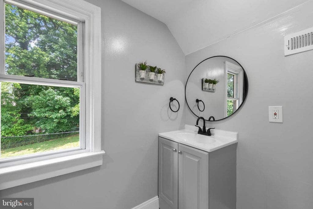 Image 14 of property listing at 6512 BROOK AVE, Baltimore, MD 21206