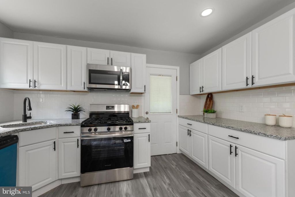 Image 7 of property listing at 6512 BROOK AVE, Baltimore, MD 21206