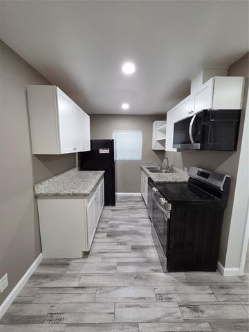 619 13th Street 2, Galveston, TX 77550