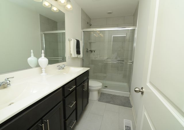 2202 Venture Drive, Schaumburg, IL 60173