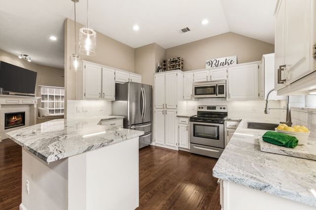 2215 Dallas Drive, Carrollton, TX 75006